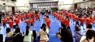 1140510 東信校慶暨多元活動園遊會【國樂團暖場+森巴鼓開幕式表演+頒獎典禮+國小各學年及幼兒園各班表演+母親節感恩音樂會及素養議題宣導+親子園遊會】:50